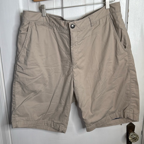 Johnnie-O Tailgaters Khaki Fleece-lined Shorts w/ Bottle Opener hem M-183 Sz 38 - Picture 2 of 12